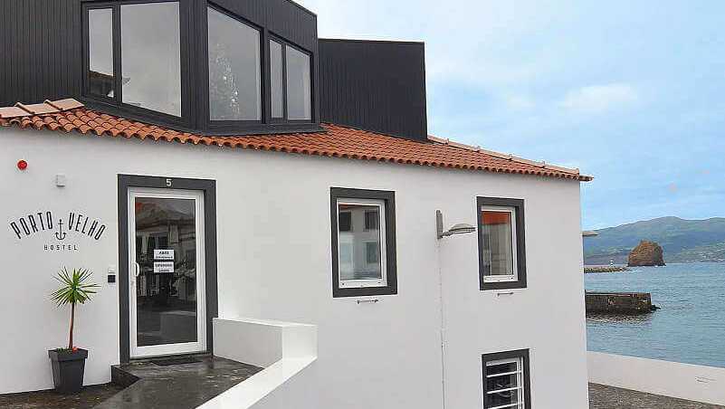 Porto-velho-hostel-fassade-meerblick-azoren