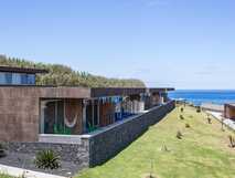 Santa Barbara Eco Beach Resort auf Sao Miguel, modernes Eco-Resort mit direktem Meerblick und harmonischer Naturkulisse, ideal für nachhaltigen Urlaub.