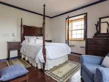 Casa do Monte auf Sao Miguel – Gemütliches, stilvoll eingerichtetes Zimmer mit antikem Flair und einladendem Ambiente für erholsame Nächte.