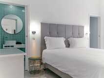 Senhora do Carmo Charm House auf Sao Miguel, modernes und stilvolles Zimmer mit hellem Design, Komfort und entspannter Atmosphäre – perfekt für erholsame Urlaubstage bei picotours.