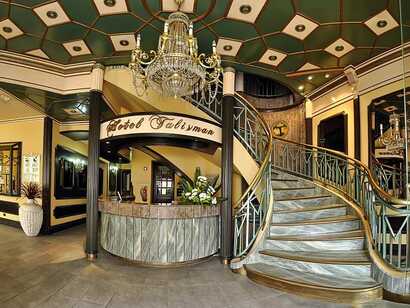 Elegante Hotellobby im Talisman Hotel mit Marmortreppe, Kronleuchter und klassischem Empfangsbereich auf São Miguel, Azoren.