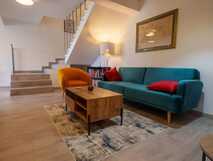 The Plantation Faial – Stilvoll eingerichtetes Wohnzimmer mit modernem Komfort für entspannte Urlaubstage.