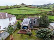 Tradicampo - Casa da Talha auf Sao Miguel, idyllisches Landhaus mit Garten und herrlicher Aussicht auf grüne Hügel, ideal für naturnahe Erholung.