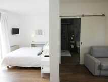 Vinha D´Areia Beach Hotel auf Sao Miguel, modernes und helles Zimmer mit gemütlichem Ambiente und praktischer Raumaufteilung.