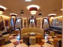 Stilvoll gestaltete Bar des Hotels Vila Galé Collection São Miguel mit Jazz-Dekoration und gemütlichen Sitzbereichen.