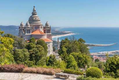 Blick von der Basilika Santa Luzia auf die Costa Verde