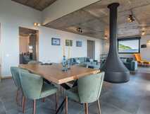 Villas do Mar auf Flores - modernes Wohnzimmer mit gemütlichem Kamin und Meerblick und Essbereich.