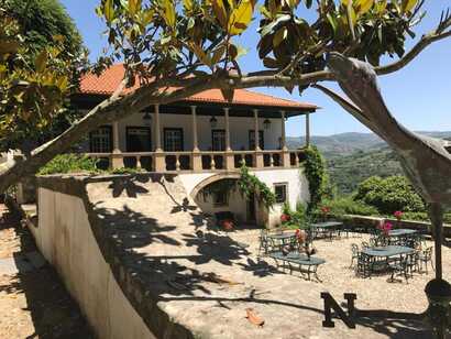 Blick auf den Innenhof einer Quinta im Norden Portugals im Douro-Tal.