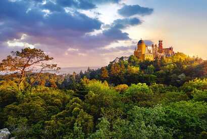 Gebirge leuchten in der Sonne gelb und rot.