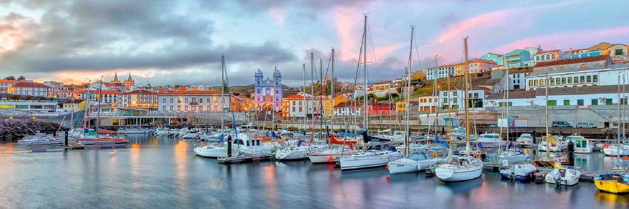 Die Marina von Angra do Heroismo auf der Azoreninsel Terceira