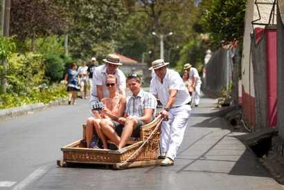 Korbschlittenfahrt auf Madeira von Monte nach Livramento