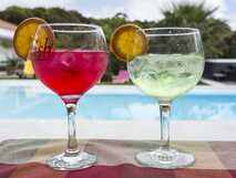 Quinta de Santa Barbara auf Sao Miguel, erfrischende Cocktails am Pool für entspannte Urlaubsmomente.