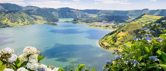 Blick auf die Kraterseen von Sete Cidades auf São Miguel, umgeben von grünen Hängen