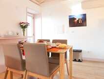 A Casa do Ouvidor auf Pico - gemütlicher Essbereich mit modernem Ambiente.