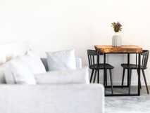 Solar Branco Eco Estate auf Sao Miguel, stilvoll eingerichteter Essbereich mit natürlichem Holz und modernem Design für entspannte Aufenthalte