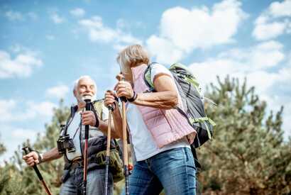 Zwei Wanderer mit Rucksäcken und Wanderstöcken auf den Azoren