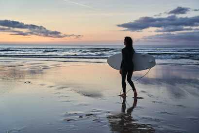 Surfen am Strand von Sao Miguel auf den Azoren