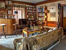 Gemütliches, rustikales Wohnzimmer mit Bücherregalen und Bar – perfekter Rückzugsort für entspannte Urlaubsmomente bei picotours.
