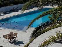 Hotel Azoris Royal Garden auf Sao Miguel, einladender Poolbereich mit Liegen und Palmen für entspannte Urlaubsmomente bei picotours.