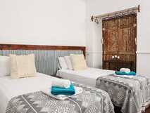 Casa Colonial König auf Fogo – gemütliches Zimmer mit zwei Einzelbetten und rustikalem Charme, ideal wenn Sie mit Freunden reisen.