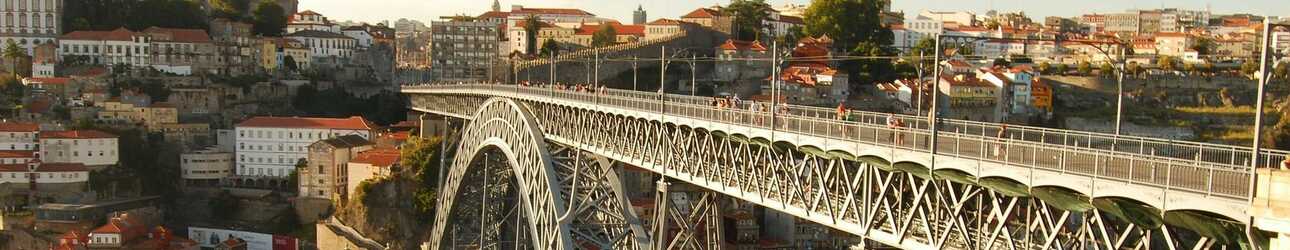 Die Dom Luis I Brücke verbindet in Porto die Altstadt mit der Neustadt und ist beliebte Porto-Sehenswürdigkeit bei Besuchern der Stadt.