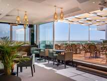 Bar und Terrassenbereich mit Blick auf das Meer und die Küste der Algarve im AP Eva Senses 4-Sterne Hotel & Spa in Faro