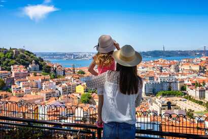 Lissabon oder Porto? Hier blicken Mama und Kind auf Lissabon