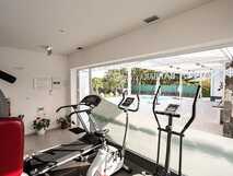 Quinta de Santa Barbara auf Sao Miguel – moderner Fitnessraum mit Aussicht auf Pool und Garten, ideal für aktive Urlauber bei picotours.