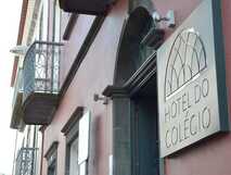 Detailansicht des Eingangs und Balkons vom Hotel do Colégio mit Schild in einer historischen Straße von Ponta Delgada
