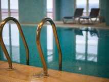 Hotel Faial Garden – Entspannender Indoor-Poolbereich mit gemütlichen Liegestühlen für erholsame Urlaubsmomente.