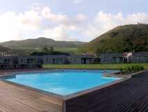 Hotel Graciosa Flores – Moderner Komfort mit entspannendem Pool und traumhafter Naturkulisse.