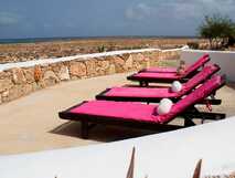 Spinguera Ecolodge auf Boa Vista, komfortable Sonnenliegen mit atemberaubendem Blick auf die weite, idyllische Küstenlandschaft für pure Entspannung.Entspannung