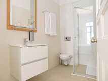 International Azores Boutique Hotel auf Faial – modernes, helles Badezimmer mit Dusche und stilvollen Details für einen komfortablen Aufenthalt.