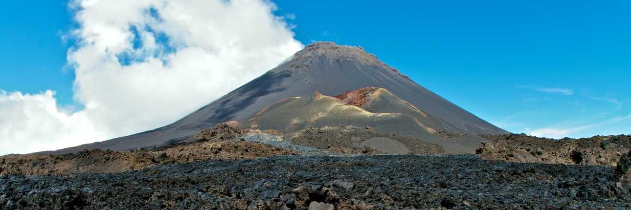 Blick auf den imposanten Vulkan Pico do Fogo auf der Kapverden-Insel Fogo unter blauem Himmel.