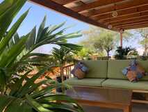 La Fora Ecolodge auf Fogo – gemütliche, naturnahe Terrasse mit entspannter Atmosphäre und Afrikadeko, perfekt zum Erholen.