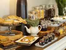 Quinta da Abelheira auf Sao Miguel, liebevoll angerichtetes Frühstücksbuffet mit frischen, regionalen Spezialitäten in gemütlicher Atmosphäre.