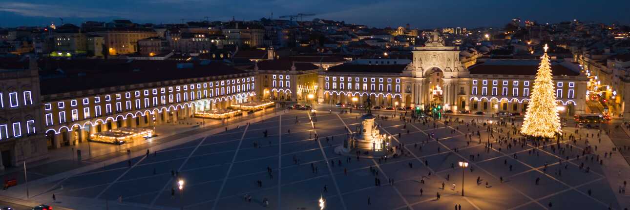 Weihnachtlich geschmückter Platz in Lissabon mit Weihnachtsbaum und Beleuchtung