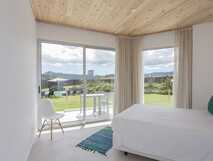 Modernes Hotelzimmer mit Terrasse und Blick auf Garten und Pool – Ihr entspannter Urlaub mit Picotours.