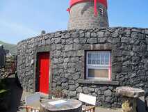 Moinho de Pedra auf Graciosa – Charmante ehemalige Windmühle mit einladender Terrasse und Sitzgelegenheit.