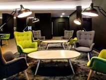 Modernes Lounge-Ambiente mit gemütlichen Sesseln – der perfekte Ort zum Entspannen auf Ihrer Picotours Reise.