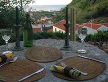 Gemütliche Terrasse mit Meerblick und authentischem Inselleben auf Flores für entspannte Momente.