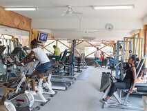 Trainieren im Fitnessraum des Oasis Porto Grande