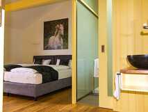 Patio Lodge auf Faial, gemütliches Zimmer mit modernem Bad und stilvoller Einrichtung – ideal für erholsame Nächte.