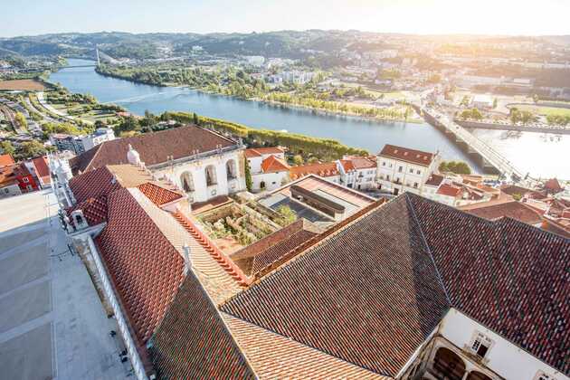 Über den Dächern der Altstadt Coimbras mit Blick auf den Fluss Mondego. Immer einen Besuch wert und ein echtes Portugal Highlight.