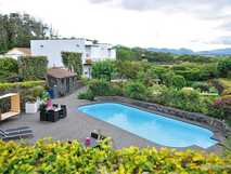Quinta de Santana auf Sao Miguel, idyllisches Hotel mit Pool und grüner Gartenanlage, perfekt zum Entspannen bei picotours.