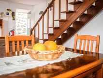 Quinta dos Frutos auf Graciosa – Gemütlicher Ess- und Wohnbereich mit rustikalem Charme.