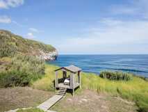 Santa Barbara Eco Beach Resort auf Sao Miguel, entspannende Wellness-Oase mit Meerblick inmitten unberührter Natur.