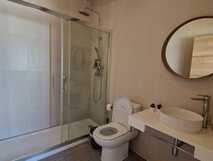 Santa Cruz Villas – Modernes Badezimmer mit großer Dusche.