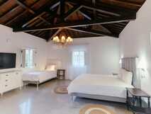 Senhora do Carmo Charm House auf Sao Miguel – Stilvolles und helles Zimmer mit moderner Einrichtung und traditionellem Charme, ideal für einen entspannten Aufenthalt.