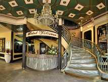 Elegante Hotellobby im Talisman Hotel mit Marmortreppe, Kronleuchter und klassischem Empfangsbereich auf São Miguel, Azoren.
